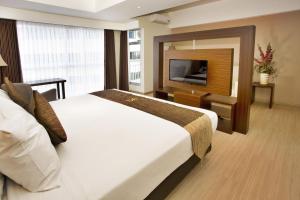 TV a/nebo společenská místnost v ubytování Hotel Gunawangsa MERR