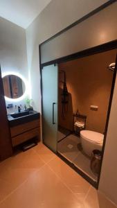 LAYLiVE Good soundproofing Near the subway, US Consulate, Nanjing Road Jing'an Temple business district Convenient transportation Courtyard music的一间浴室