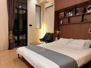 上海LAYLiVE Good soundproofing Near the subway, US Consulate, Nanjing Road Jing'an Temple business district Convenient transportation Courtyard music的卧室里有一张带木质床头板的大床