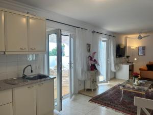 a kitchen with a sink and a living room at Schönes Apartment - ruhig - Aussenpool in La Orotava