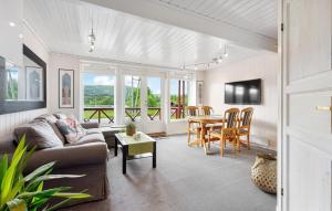 Μια τηλεόραση ή/και κέντρο ψυχαγωγίας στο 2 Bedroom Awesome Apartment In Tjørhom