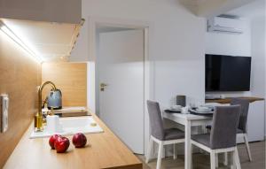 Μια τηλεόραση ή/και κέντρο ψυχαγωγίας στο 1 Bedroom Stunning Apartment In Ustka