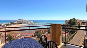 un balcon avec une table et une vue sur l'océan dans l'établissement Blaucel apartment, à Peñíscola
