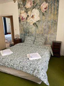 a bedroom with a bed with two towels on it at Maison au cœur de ville in Bort-les-Orgues