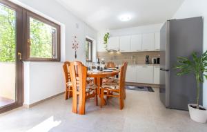 Η κουζίνα ή μικρή κουζίνα στο 4 Bedroom Beautiful Home In Sezana