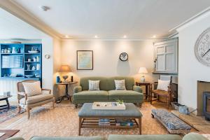 Χώρος καθιστικού στο The Beach House at Sandgate by Bloom Stays