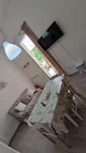 TV a/nebo společenská místnost v ubytování Tati's Garden + 26 fotografií