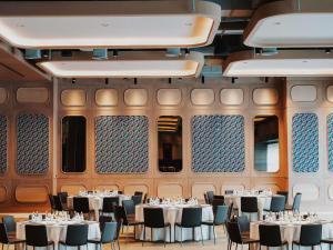 Restoran või mõni muu söögikoht majutusasutuses 25hours Hotel Jakarta The Oddbird