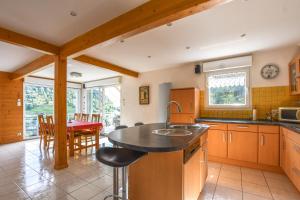 Η κουζίνα ή μικρή κουζίνα στο Chalet de la Lunelle +11 φωτογραφίες