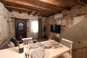 Μια τηλεόραση ή/και κέντρο ψυχαγωγίας στο Orion Homes & Villas
