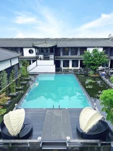 昆明Gongxili-Xijian Hotel - Kunming Dongfeng East Road Dashuying Metro Station的大楼前游泳池的顶部景色