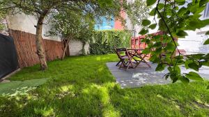 a wooden bench sitting in the grass in a yard at Lokum z ogrodem in Płock