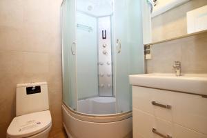 uma casa de banho com um chuveiro, um WC e um lavatório. em TVST Apartment Nizhnaya em Moscou