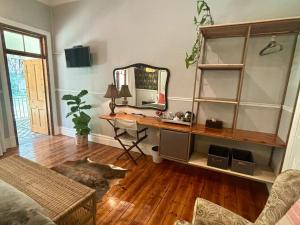 Μια τηλεόραση ή/και κέντρο ψυχαγωγίας στο Afrika House