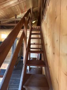 Palanda nebo palandy na pokoji v ubytování HIBOU Chambres - Cogne