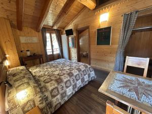 Postel nebo postele na pokoji v ubytování HIBOU Chambres - Cogne