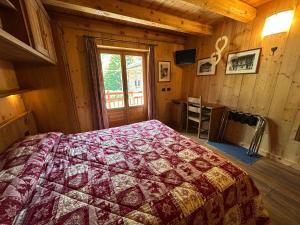 Postel nebo postele na pokoji v ubytování HIBOU Chambres - Cogne