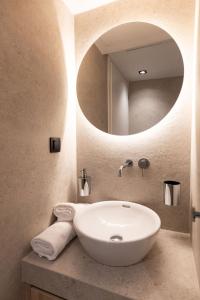 Koupelna v ubytování Xanthia Suites + 27 fotografií