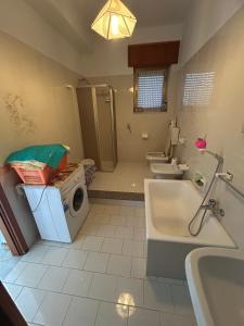 Koupelna v ubytování Casa Vacanze La Gabbianella + 1 fotografie