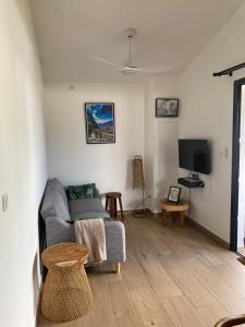 TV a/nebo společenská místnost v ubytování O coeur de l'ouest Bungalow Maloya