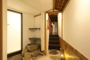 ein Flur eines Hauses mit einem großen Fenster in der Unterkunft 箱根 -桃源郷- 036h in Hakone + 67 Fotos