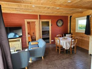 a dining room with a table and chairs at La Belle brune, avec jacuzzi in Alincthun