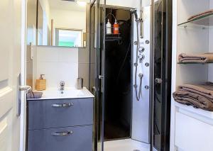 a bathroom with a shower and a sink at Appartement - Terrasse privée, animaux acceptés, parking gratuit, accueil vélo in Saint-Omer