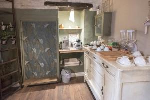A kitchen or kitchenette at Costa Bed and Breakfast