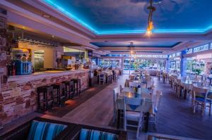 Reštaurácia alebo iné gastronomické zariadenie v ubytovaní Sunshine Hotel Tigaki