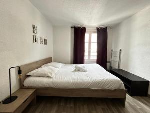 Postel nebo postele na pokoji v ubytování Le Saint-Pierre, spacieux en hypercentre