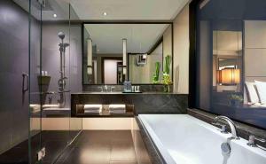 Koupelna v ubytování Mangkuluhur ARTOTEL SUITES