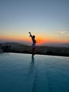 The swimming pool at or close to Sunset Hill Suites