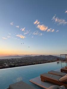 The swimming pool at or close to Sunset Hill Suites