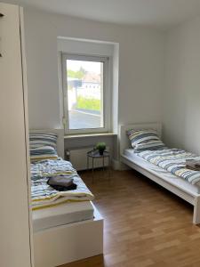 ハーゲンにあるHagenStay Delstern 1の窓のある部屋にベッドが2つある
