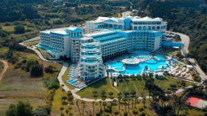 Bazén v ubytování Atrium Platinum Resort & Spa nebo v jeho okolí