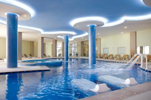 Bazén v ubytování Atrium Platinum Resort & Spa nebo v jeho okolí