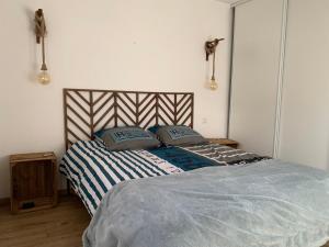 a bed with two pillows on it in a bedroom at La Petite Villa du Soleil in Lavalette