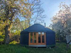 LindenbergEntschleunigung pur - gemütliche Jurte im Grünen的院子里草地上的蓝色圆顶帐篷