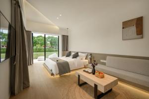 Un dormitorio blanco con una cama y una mesa. en My Home, en Shanghái