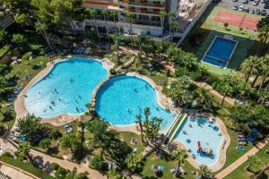 an overhead view of a swimming pool at a resort at Gemeleos22 in Benidorm