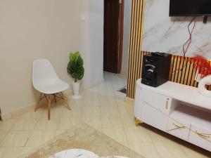 Televiisor ja/või meelelahutuskeskus majutusasutuses 1bedroom Apartment with Balcony , Kitisuru ,Nairobi
