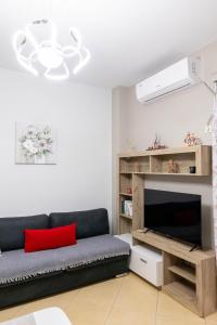 a living room with a couch and a tv at Vila del Mar in Ksamil