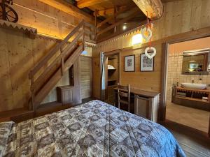 Postel nebo postele na pokoji v ubytování HIBOU Chambres - Cogne