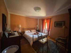a bedroom with a bed and a sink and a window at Il Mulino esclusivo soggiorno in Colle