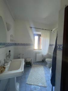 a bathroom with a sink and a tub and a toilet at Il Mulino esclusivo soggiorno in Colle