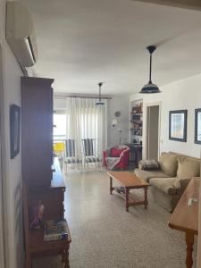 a living room with a couch and a table at Bonito y amplio apartamento en La Antilla con vistas al mar in La Antilla