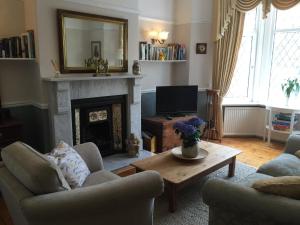 sala de estar con chimenea y TV en Sandsides Guest House en Whitley Bay