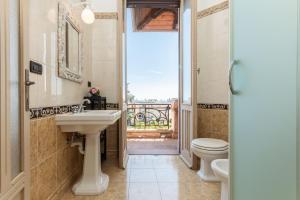 łazienka z umywalką i toaletą w obiekcie Villa Amerigo Vespucci Sea View w Genui +37 zdjęć