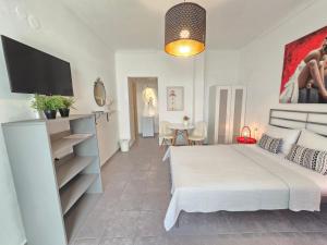 A bed or beds in a room at Oneiropagida