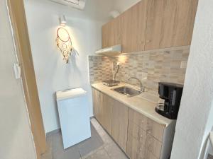 A kitchen or kitchenette at Oneiropagida